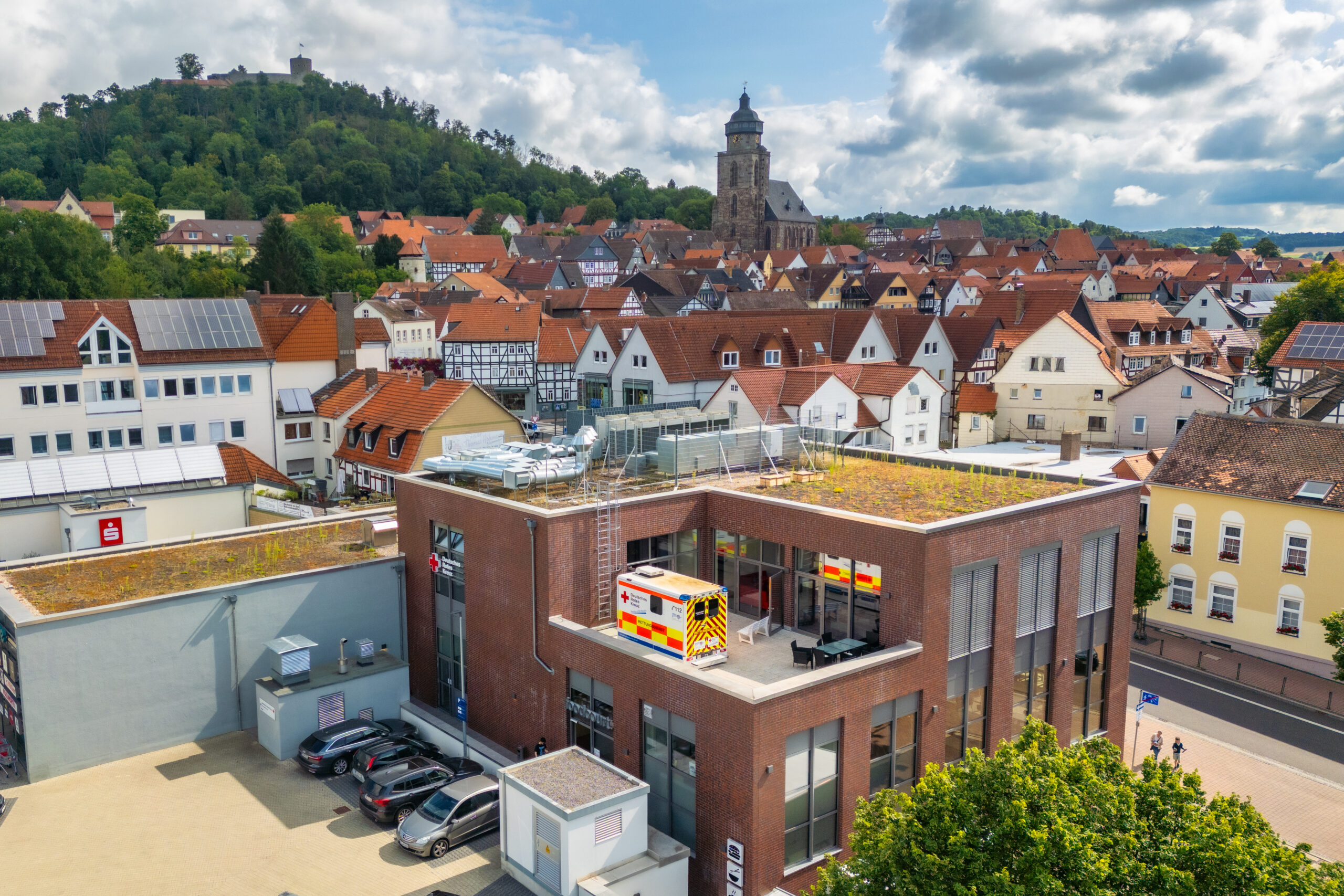 Luftaufnahme der Rettungsdienstschule in Homberg/Efze, Im Hintergrund ist die Altstadt und Teile es Burgbergs zu sehen.