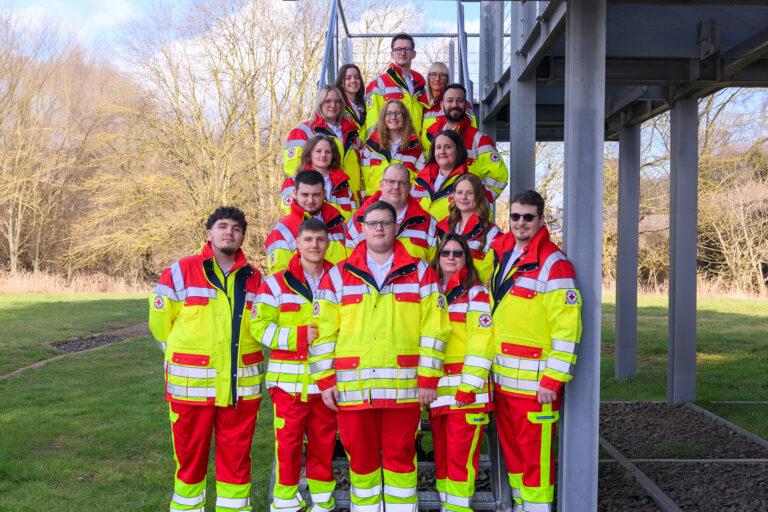 Gruppenfoto der Rettungssanitäter-Kurses 2026A auf der Außentreppe des Bildungszentrums.